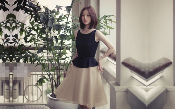 爆操风骚的3位美少妇,黑丝开档红色高跟翘屁股等我来操