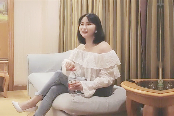 大长腿牛仔裤美女小姐姐喜欢穿着衣服调下情抬起腿特写揉穴上位骑乘侧入猛操