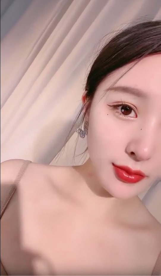 模特级网红女神！浓妆红唇超性感！吊带长裙极品美腿，半脱下黑丝翘臀插穴，微毛嫩穴紧致极度诱惑