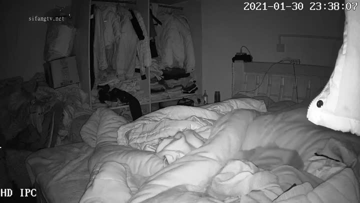 2021年度最真实家庭摄像头入侵偸拍一家三口床上生活大揭密小两口夫妻生活挺频繁给孩子看手机他俩在旁边啪啪~28V~15233553