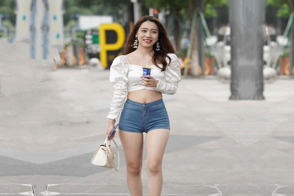 刚刚做完大保健的美少妇BB痒的受不了按摩师及时送上大鸡巴服务