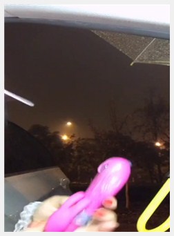 媚心主播下雨天駕車到野外打著傘紫薇誘惑大秀 普通話