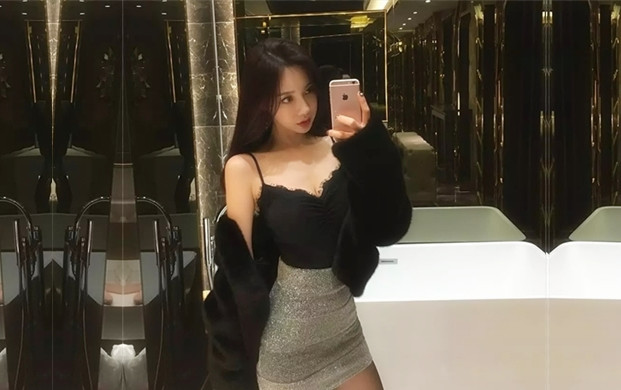 八字奶腰细巨乳极品骚女自带开档黑丝换上迫不及待抓着大奶吸吮口活一流猛操