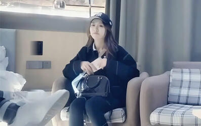 高颜值黑色鸭舌帽妹子跪着深喉感觉好大猛操我要不行了