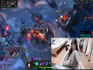 最新网红少女一边在嫩穴里塞跳蛋一边玩着英雄联盟