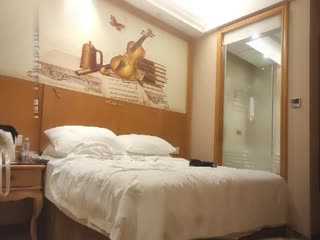 约了年纪不大穿着黑丝小浪骚外围小妹妹太爽了一下干了2次