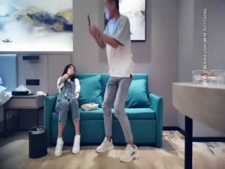 【全国探花】牛仔背带裤长相甜美萌妹~沙发脱衣调情再到床上玩~苗条身材舔弄扛退猛操