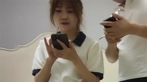 极品马尾清纯妹！跪地深喉认真吸吮，龟头都被嗦麻了