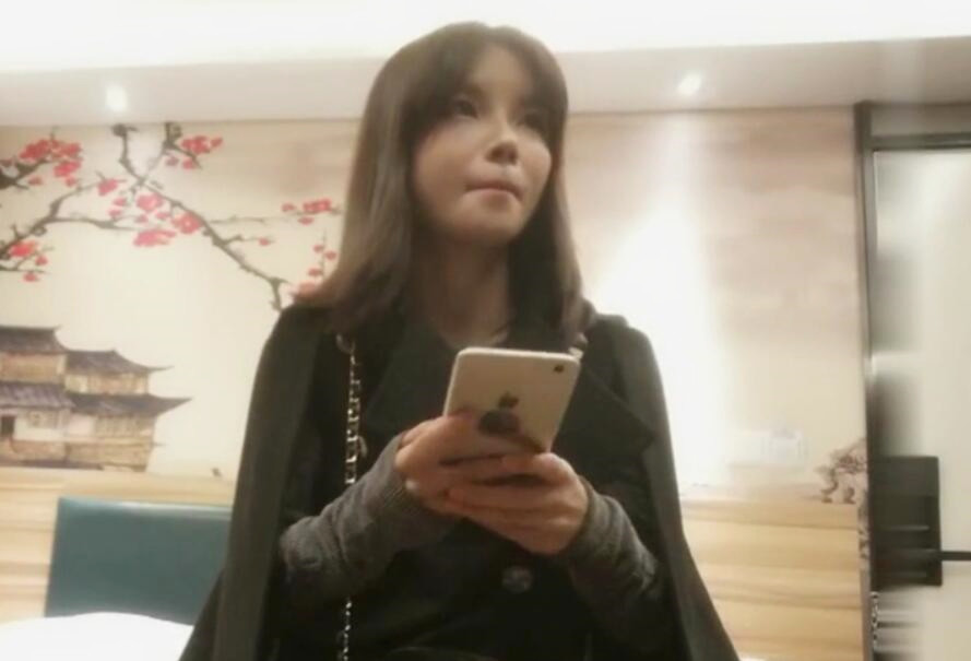 纹身男天价约清纯天然小改改想让她晚点走美女让他8000元包夜可以不限次数干