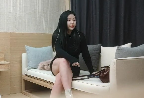 一沓现金酒店买春23岁小姐姐一对美乳一线天肥美鲍鱼骚气逼人极品尤物人气登顶香艳盛宴