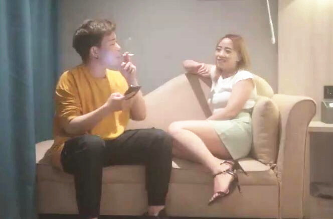 嫖客77带你嫖娼金发熟女啪啪穿上丝袜摸逼口交到床上抱着猛操搞得呻吟连连非常诱人