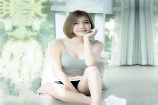 周末约美女同事去郊游晚上顺带打个炮