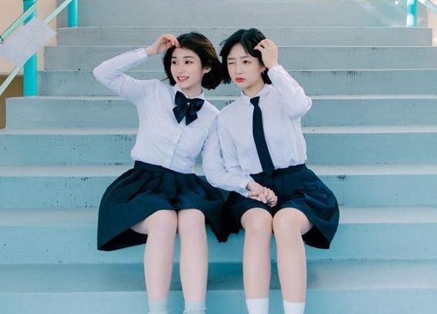 小夏寻花约两外围妹子激情双飞满背花臂纹身大奶嫩妹跪地深喉口交上位骑乘后入轮流着操