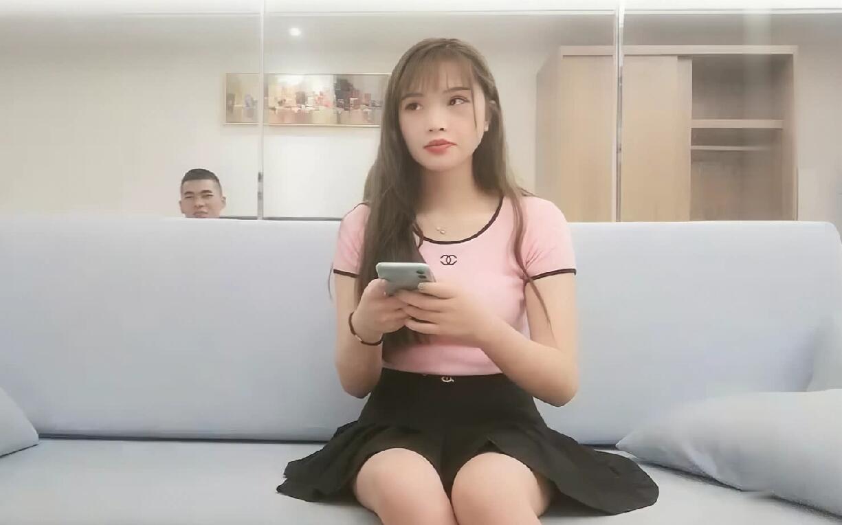 探花约了个粉衣黑裙萌妹子镜头前掰穴特写口交骑乘抱起来猛操