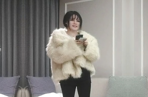 极品风骚网红女丰乳肥臀肉感身材掰开小逼看看翘起屁股后入式搞得太猛妹子受不了