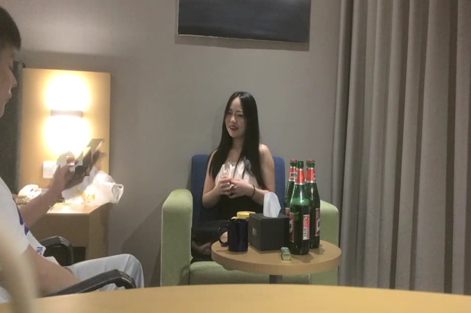 绿帽白嫖良家妹子密码房 笑起来甜美长裙妹子 喝酒聊天再开操 张开双腿