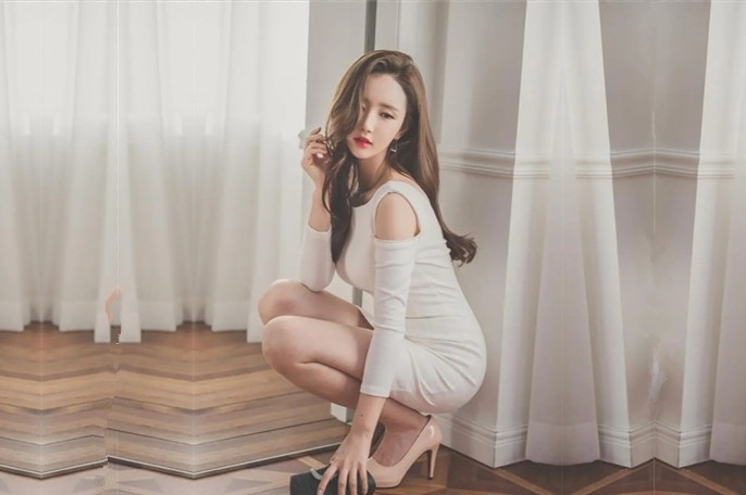 身材一米七几的九头身高个子女神超模般冷艳的脸蛋儿走T台肯定很有气势