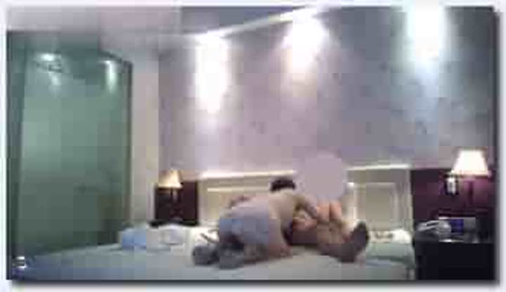 做生意的老板私人会所高价选妃身材高挑端庄大方美女小姐贱贱的呻吟声就受不了边肏边说各种淫语对白是亮点