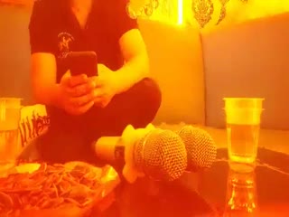 #灯红酒绿 歌声相伴 佳人纷至沓来 选中极品19岁嫩妹 美乳翘臀赶紧干