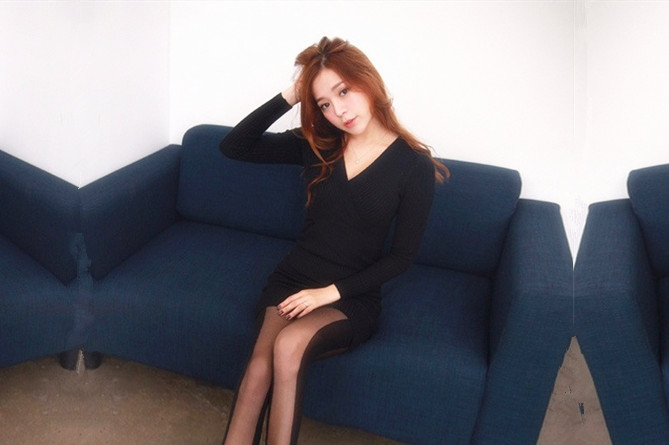 老哥约性感少妇穿上黑丝骑在身上舌吻调情站立扶着沙发后入搞不出最后舔屌撸射