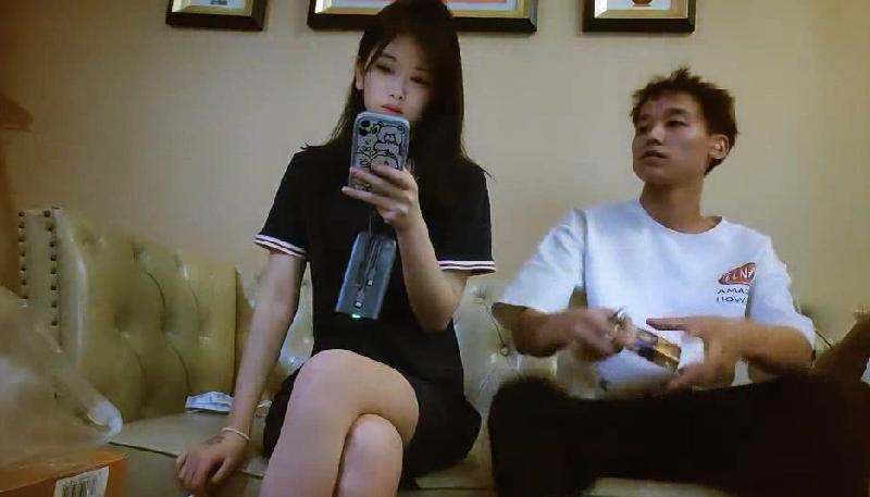 【鴨哥尋花】19歲苗條乖巧小蘿莉，柳腰蜜桃臀換上黑絲真誘人，沙發舔穴水汪汪，超警覺發現了鏡頭…