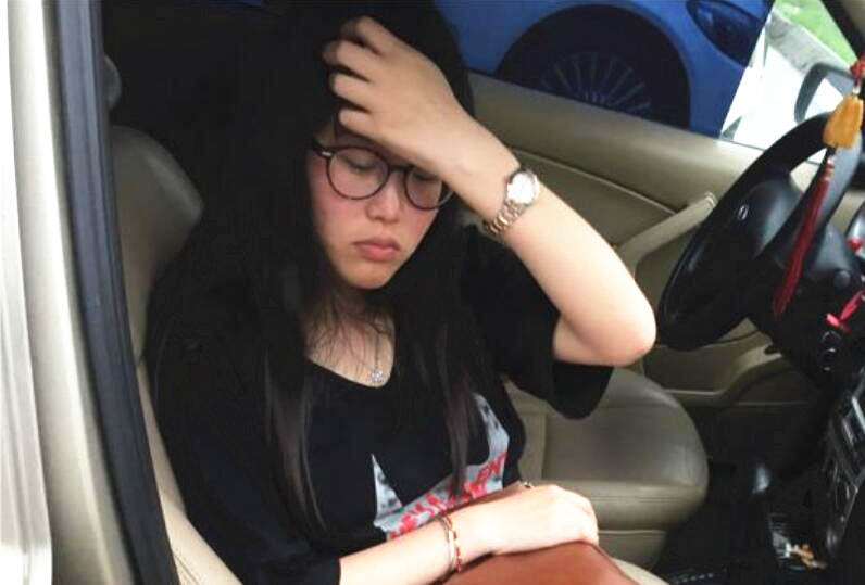 南京某大学清纯文静的美女被男友慢慢调教成骚货自拍过程被劈腿的渣男爆出性感黑丝大长腿趴椅子上被插