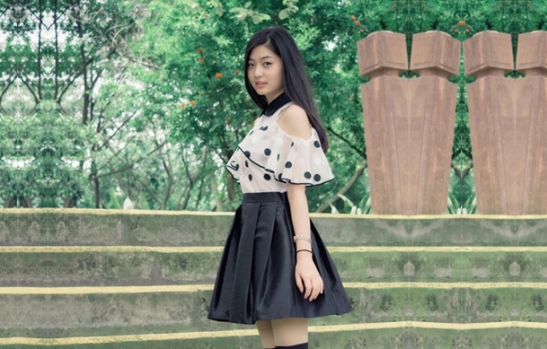 约极品萝莉裙小姐姐吸奶舔逼调情张开双腿抽出猛操蜜桃臀