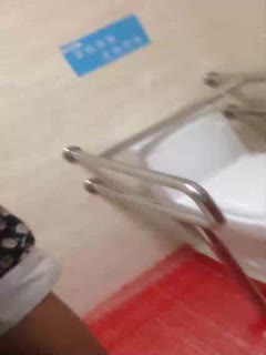【旅游景区公厕自拍】大学生背包客情侣突然性起在旅游景区的公厕里对着镜子啪啪自拍眼镜妹好骚啊下面好多白浆
