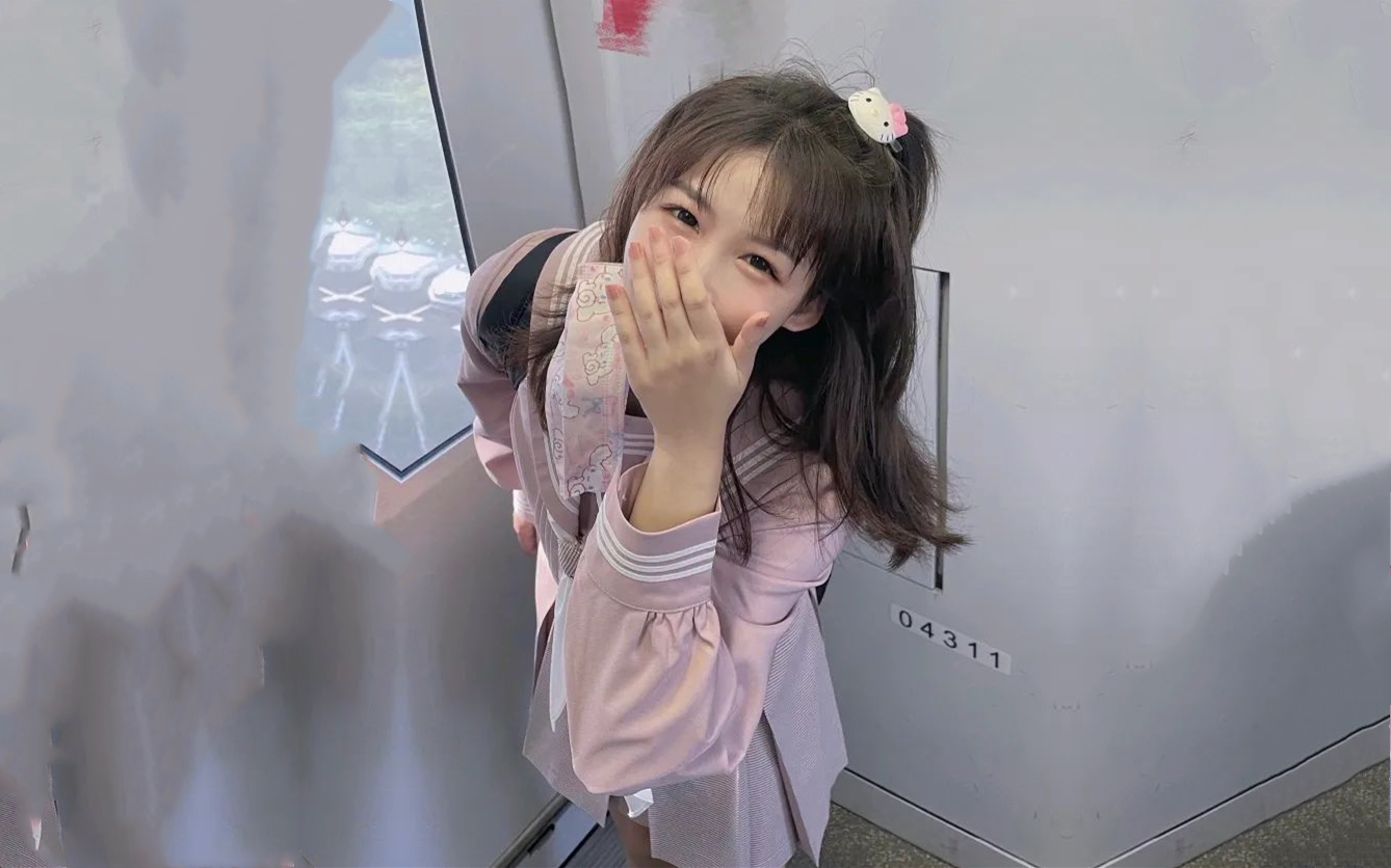 铃木美咲小恶魔般挑衅的美少女
