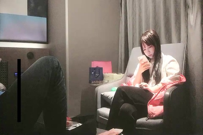 guochan圆脸粉衣妹子 口交舔弄抽插猛操搞一半掉了