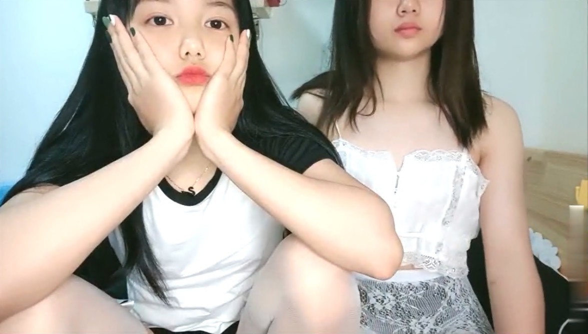 两只娇艳美洛莉瑶瑶酱和莹莹酱大秀互搞这逼真是便宜了玩具