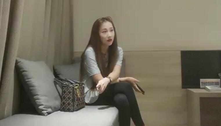 小宝寻花约了个少妇酒店啪啪沙发上后入骑乘干一下再到床上快速抽插搞得呻吟连连