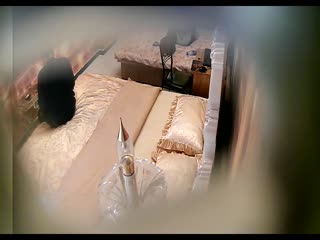 guochan#稀有酒店偷拍貌似中年骚妇找鸭伺候年轻壮小伙给她舔得好舒服床边重炮冲击