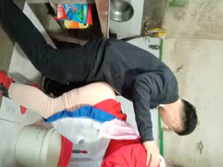 去工友家里玩工友外出不在和他在厨房正在做饭的骚老婆搞起