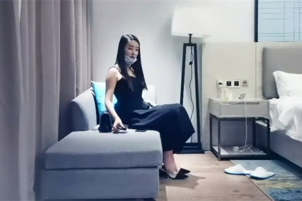 极品黑裙女子沙发骑座调情口交舔弄