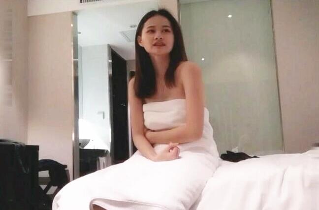 喜欢抱起来操b得屌哥约到位极品性感漂亮气质美女啪啪,爆插一次后不舍得让美女走还想干又私下加点钱继续操国语!