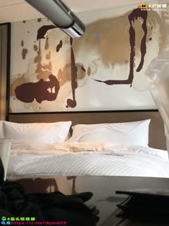 老婆周日和她的闺蜜酒店开房啪啪玩得正爽媳妇来短信了闺蜜想夺过手机看短信内容！