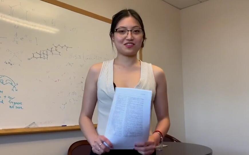 上海留学生吴丽娜课余时间勤工简学应聘办公室文员被洋上司潜规则逼逼粉嫩戴着眼镜样子有点淫骚