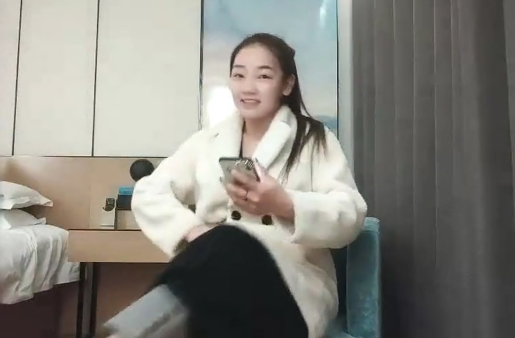 眼镜小哥网约马尾辫兼职外围美女扒开衣服看看身材穿上情趣装乳推舔屌扶着腰后入猛顶扛起双腿抽插