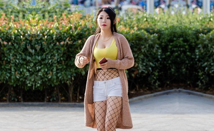 网袜小少妇激情上位扭动骚臀压在身下爆草呻吟后入骑马