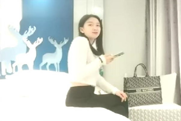 外围高品质170cm顶级美女穿上衬衣红裙