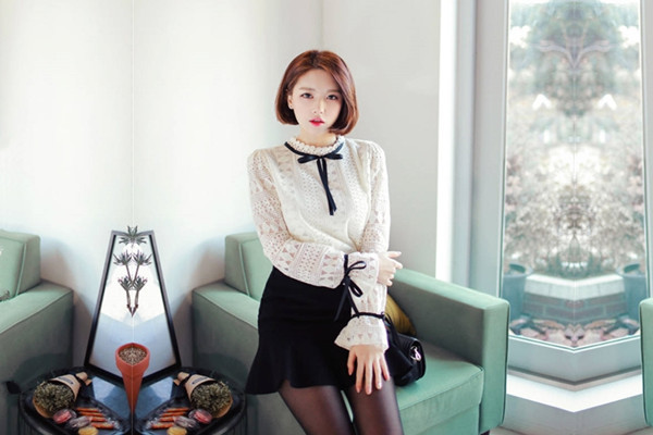 女仆装短发少妇穿上黑丝聊聊人生吸吮大屌扶着屁股后入操的妹子一直喊疼