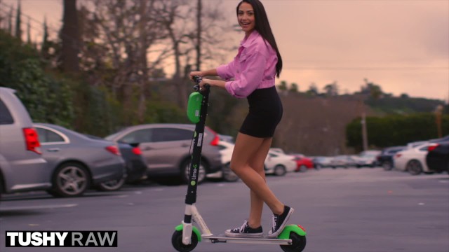 TUSHYRAW Avi Love一整天都戴着一个屁股插头，晚上就张大了嘴