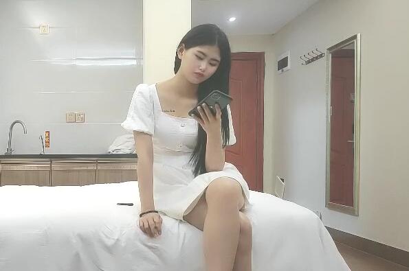 深夜一身白裙小姐姐撩起裙子隔着内裤摸屁股蹲着口交活不错骑乘打桩大力猛操