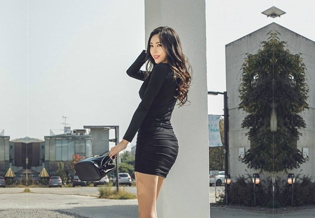 圆圆脸甜美小姐姐坐在身上有点羞涩掏出JB一顿吸骚起来边口边说骚话骑乘猛操大屁股