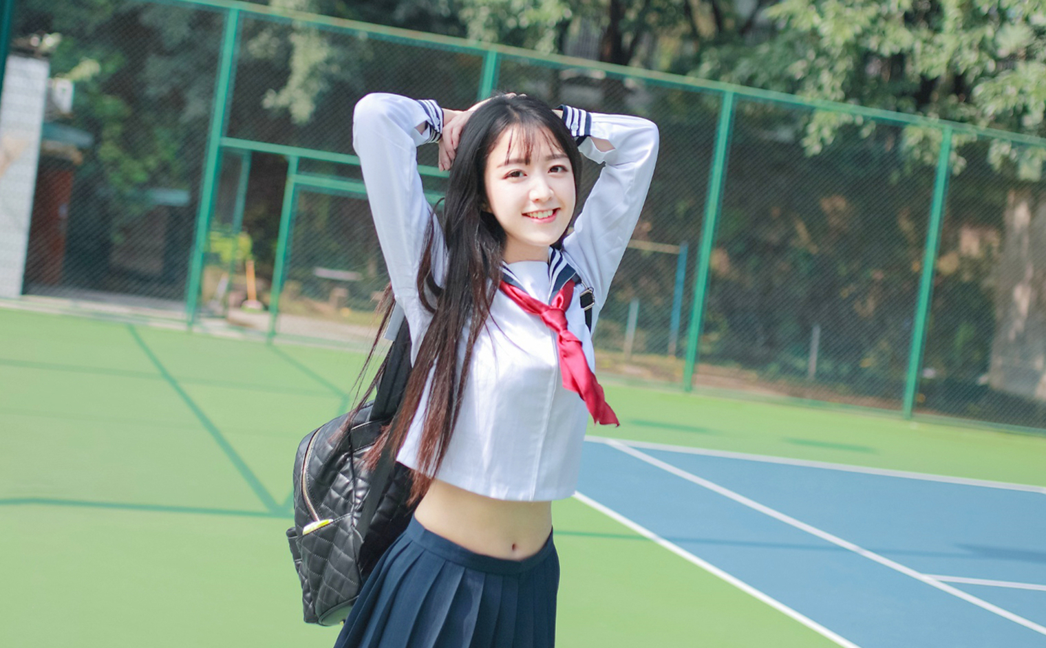 娇小的女学生自顾自地呻吟