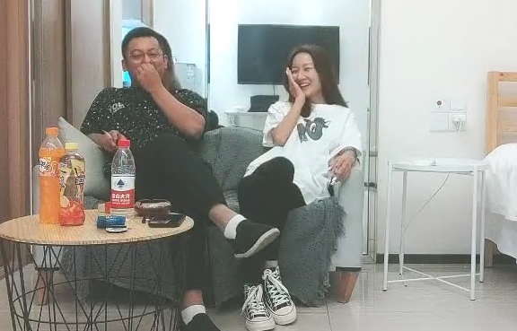 良家小姐姐聊天记录各种撩酒店相拥好亲热苗条美腿射了半套精液妹子提着调侃