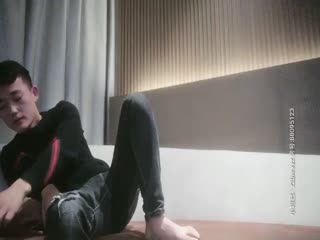 笑起来甜美马尾辫外围美女小姐姐，骑在身上揉捏大白屁股，近距离拍摄深喉舔屌，抱着屁股骑坐抽插猛操