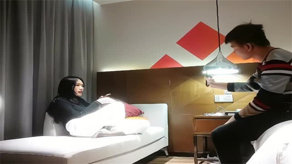 极品花臂纹身妹初体验，被小哥狂操内射到高潮