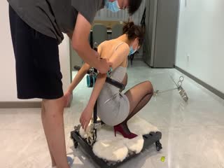 涵涵极限SM调教,黑丝高跟蹲立式进入配合振动棒.开口器双手束缚